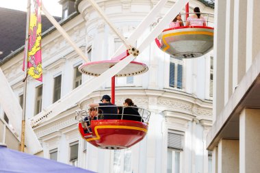 Villach, Avusturya - 29 Temmuz 2025: Festivalde neşeli ortam ve şenlikli dekorasyonların keyfini çıkaran renkli gondollar sergileniyor