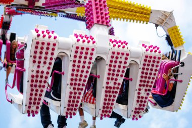 Villach, Avusturya - 29 Temmuz 2025: Eğlence parkı gezisi canlı koltuklar ve şenlikli bir kutlama sırasında heyecan yaşayan sürücüler içeriyor