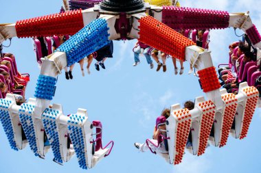 Villach, Avusturya - 29 Temmuz 2025: Renkli koltuklar ve neşeli binicilerin Villacher Kirchtag 'in neşeli atmosferinin tadını çıkardıkları heyecan verici bir eğlence gezisi