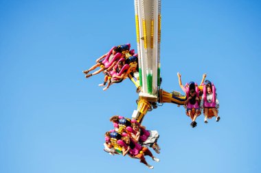 Villach, Avusturya - 29 Temmuz 2025: Festivalde heyecan verici bir lunapark gezisine çıkan heyecanlı sürücüler, adrenalin patlaması ve canlı atmosferin tadını çıkarıyorlar