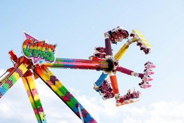 Villach, Avusturya - 29 Temmuz 2025: Neşeli binicilerle dolu renkli karnaval gezintileri, kutlamaların ruhunu yansıtıyor