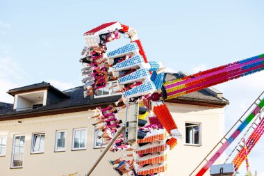 Villach, Avusturya - 29 Temmuz 2025: Festivalde renkli koltuklar ve neşeli sürücüler ile heyecanlı bir eğlence turu, kutlamanın canlı atmosferini vurguluyor