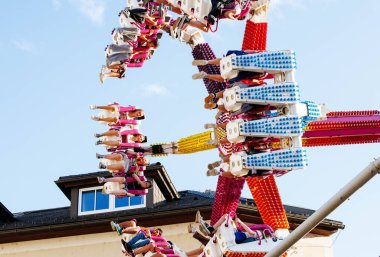 Villach, Avusturya - 29 Temmuz 2025: Festivalde neşeli binicilerle eğlence gezileri, canlı atmosferdeki heyecan ve canlı renkleri yakalıyor