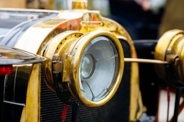 Klasik arabanın klasik pirinç farları..