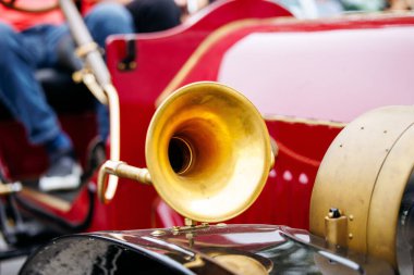 Klasik kırmızı araçta klasik pirinç kornaya yakın plan..