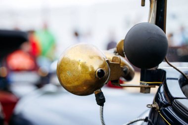 Klasik araba fuarında antika pirinç araba kornası detayı.