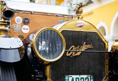 Velden, Avusturya - 30 Ağustos 2025: Eski model Oldsmobile arabası festivalde otomotiv mirasını kutlayan pırıl pırıl bir far ve ayrıntılı işçiliğe sahip.