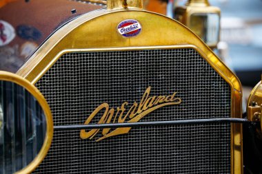 Velden, Avusturya - 30 Ağustos 2025: Overland vintage otomobil ızgarası bir Eski Zaman Festivali 'nde ayrıntılı işçilik ve klasik tasarım özellikleri ile otomotiv mirasını kutluyor