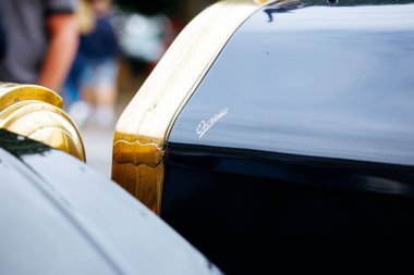 Velden, Avusturya - 30 Ağustos 2025: Eski otomotiv mirası ve tasarımı kutlayan bir Eski Zaman Festivali 'nde eski araba ayrıntıları parlaklaştırılmış ahşap ve parlak kıvrımları ön plana çıkarıyor