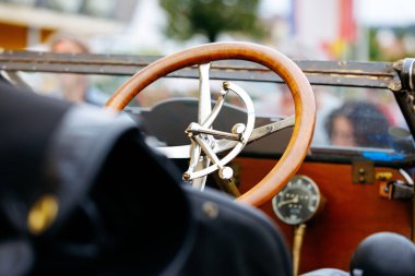 Velden, Avusturya - 30 Ağustos 2025: Klasik araba direksiyonu zarif ahşap ve metal ayrıntılara sahip, Oldtimer Festivali 'nde klasik otomotiv işçiliğini yakalıyor