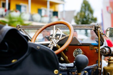 Velden, Avusturya - 30 Ağustos 2025: Eski Zaman Festivali 'nde klasik direksiyon simidi, ayrıntılı zanaat ve klasik estetiği canlı bir ortamda vurguluyor