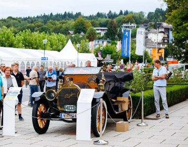 Velden, Avusturya - 30 Ağustos 2025: Antika araba Oldtimer Festivali 'nde sergilendi, ziyaretçiler açık hava atmosferinde klasik tasarıma hayran kaldılar