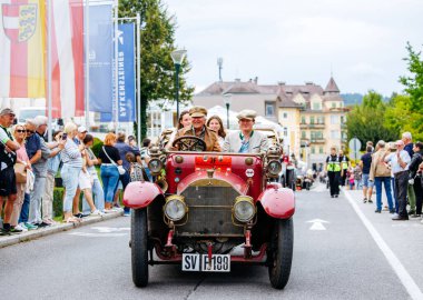 Velden, Avusturya - 30 Ağustos 2025: Tarihi otomobillerin ve festival atmosferinin cazibesini sergileyen, etkinliğin keyfini çıkaran izleyicilerin katıldığı klasik klasik klasik araba geçidi