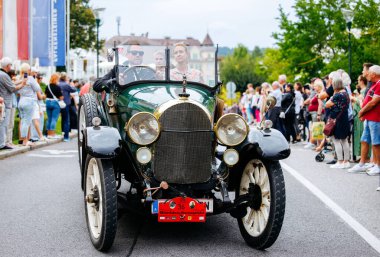 Velden, Avusturya - 30 Ağustos 2025: Eski Zaman Festivali 'nde klasik klasik araba sergilendi tarihi araca ve hareketli sokak atmosferine hayranlıkla bakıldı