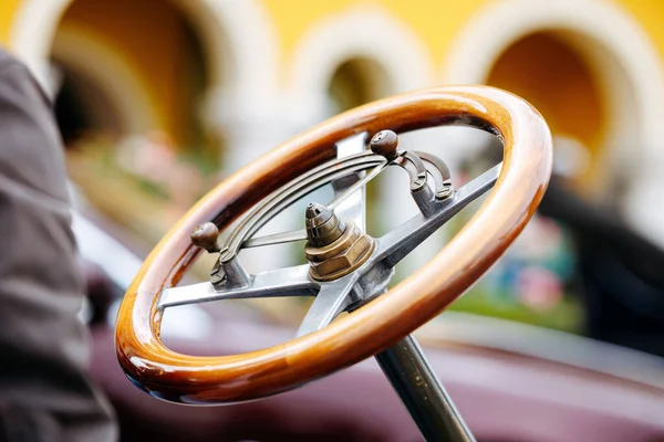 Pirinç detaylı klasik ahşap direksiyona yakın çekim.