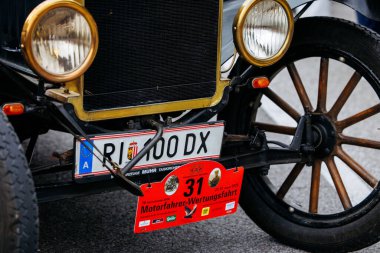 Velden, Avusturya - 30 Ağustos 2025: Oldtimer Festivali 'nde plakası ve ahşap tekerlekleri olan klasik otomotiv cazibesini ve tarihini yakalayan klasik arabanın ön görüntüsü