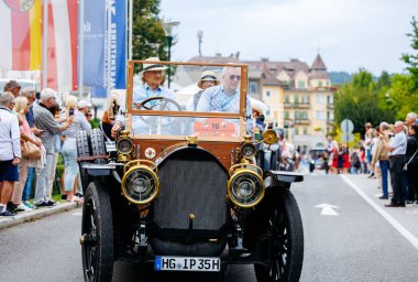 Velden, Avusturya - 30 Ağustos 2025: Klasik otomobil, Oldtimer Festivali 'nde klasik araba meraklıları tarafından kullanılıyor ve seyirciler etkinliğin cazibesine ve heyecanına hayran kalıyor
