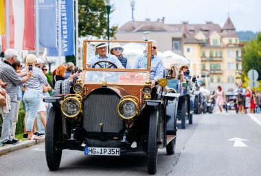 Velden, Avusturya - 30 Ağustos 2025: Klasik vintage arabalar, nostaljik atmosferin keyfini çıkaran heyecanlı izleyicilerin katıldığı bir Eski Zaman Festivali 'nde sergileniyor