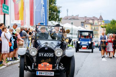 Velden, Avusturya - 30 Ağustos 2025: Eski Zaman Festivali 'nde klasik arabalar sergileniyor, seyirciler klasik araçlara hayran kalıyor ve otomotiv tarihini kutluyorlar