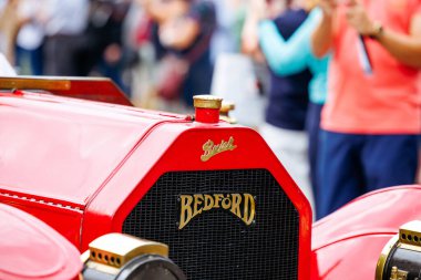 Velden, Avusturya - 30 Ağustos 2025: Oldtimer Festivali 'nde klasik Bedford otomobili, festivale katılanların ve araba tutkunlarının dikkatini çeken canlı kırmızı bir renk.
