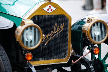 Velden, Avusturya - 30 Ağustos 2025: Vintage Bresley otomobil otomotiv mirasını kutlayan bir Oldtimer Festivali 'nde gösterilen eşsiz farlar ve klasik tasarım sergilenmektedir