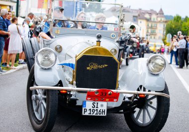 Velden, Avusturya - 30 Ağustos 2025: Eski Zaman Festivali 'nde klasik özelliklerini vurgulayan ve festival ortamının keyfini çıkaran heyecanlı katılımcılarla çevrili klasik araba