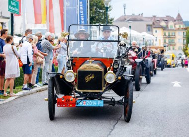 Velden, Avusturya - 30 Ağustos 2025: Klasik Ford otomobili, klasik araçlara ve çevresine hayran olan heyecanlı kalabalıkla Oldtimer Festivali geçit töreninde sergilendi