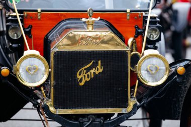 Velden, Avusturya - 30 Ağustos 2025: Klasik tasarım ve nostaljik cazibesini vurgulayarak, bir Oldtimer Festivali 'nde klasik bir Ford arabasının ön görüntüsü