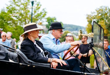 Velden, Avusturya - 30 Ağustos 2025: Antika araba severler, etrafları hayranlar ve güzel manzaralarla çevrili bir Oldtimer Festivali 'nde klasik bir gezinti yaşıyor