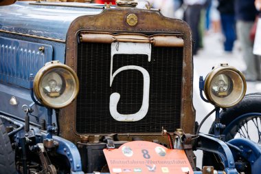 Velden, Avusturya - 30 Ağustos 2025: Önünde 5 numaralı klasik mavi araba, arka planda heyecanlı kalabalıkla bir Oldtimer Festivali 'nde sergilendi