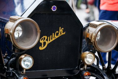 Velden, Avusturya - 30 Ağustos 2025: Eski Zaman Festivali 'nde klasik Buick arabasının ön görüntüsü ve farları, otomotiv tarihi ve tasarımı kutluyor