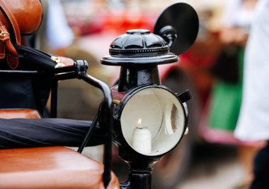 Velden, Avusturya - 30 Ağustos 2025: Eski araba feneri içinde nostaljik atmosferli bir Eski Zaman Festivali 'nde klasik tasarım elemanlarını ön plana çıkaran bir mum barındırıyor