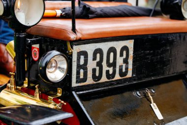 Velden, Avusturya - 30 Ağustos 2025: B393 plakalı klasik araba, bir Oldtimer Festivali etkinliğinde klasik tasarım ve işçilik sergileniyor