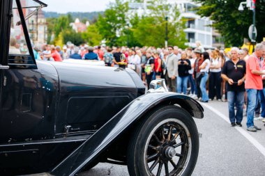 Velden, Avusturya - 30 Ağustos 2025: Oldtimer Festivali 'nde klasik araca hayran olan ve canlı etkinliğin tadını çıkaran klasik otomobil