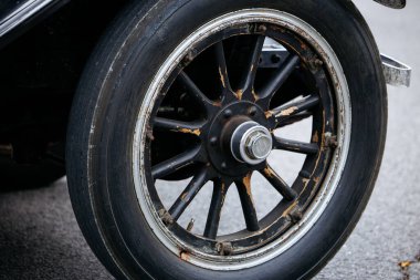 Velden, Avusturya - 30 Ağustos 2025: Vintage otomobil tekerleği, bir Eski Zaman Festivali 'nde klasik arabaların özünü yakalayan ayrıntılı teller ve yaşlı yüzeylere sahiptir.