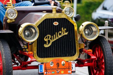 Velden, Avusturya - 30 Ağustos 2025: Eski Zaman Festivali 'nde gösterilen klasik Buick arabası, karmaşık tasarım ve renkli tekerlekleri ön plana çıkarıyor, klasik otomotiv mirasını somutlaştırıyor