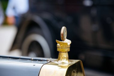 Velden, Avusturya - 30 Ağustos 2025: Bir Oldtimer Festivali 'nde klasik otomotiv sanatını ön plana çıkaran ayrıntılı kanatlı bir tasarıma sahip klasik araba kaputu