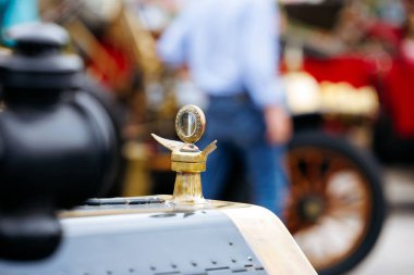 Velden, Avusturya - 30 Ağustos 2025: Klasik tasarım ve otomotiv tarihini vurgulayarak, klasik araba festivalinde klasik araba süslemeleri parlıyor