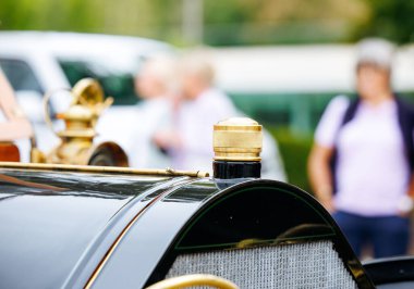 Velden, Avusturya - 30 Ağustos 2025: Eski model bir arabanın yakınlaştırılması, bir Oldtimer Festivali 'nde ayrıntılı ayrıntıları ve zanaatkarlığı vurgulanıyor.