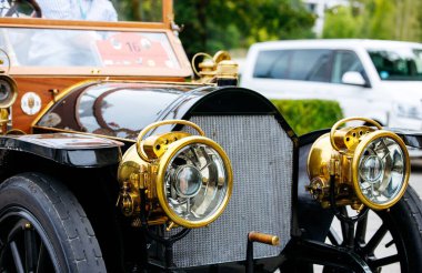 Velden, Avusturya - 30 Ağustos 2025: Klasik tasarım ve işçiliği vurgulayarak, Oldtimer Festivali 'nde karmaşık altın farlar sergilenen klasik otomobil