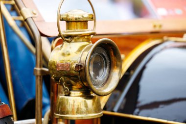 Velden, Avusturya - 30 Ağustos 2025: Antika pirinç fener, klasik otomotiv mirası ve işçiliğini kutlayan bir Oldtimer Festivali 'nde ayrıntılı ayrıntılar sunuyor