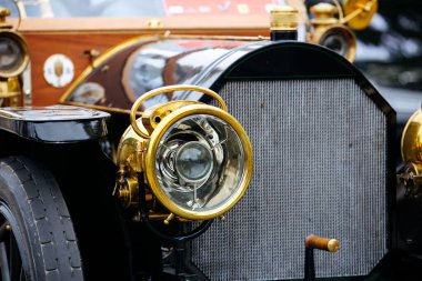 Velden, Avusturya - 30 Ağustos 2025: Klasik otomotiv tasarımı ve tarihsel önemi vurgulayarak, Oldtimer Festivali 'nde klasik araba farları ayrıntılı işçiliğe sahiptir