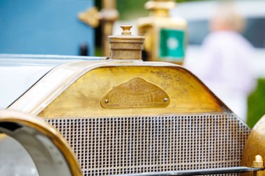 Velden, Avusturya - 30 Ağustos 2025: Klasik tasarım ve otomotiv tarihini vurgulayarak, Oldtimer Festivali 'nde klasik bir arabanın kaput süslemesi