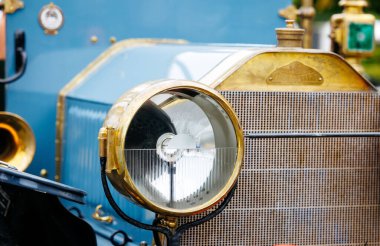 Velden, Avusturya - 30 Ağustos 2025: Eski araba farları pirinç aksanlar ve klasik tasarım içeriyor, Eski Zaman Festivali kutlamalarında işçiliğin altını çiziyor