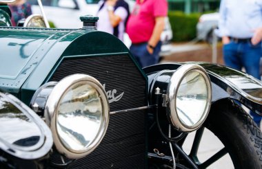 Velden, Avusturya - 30 Ağustos 2025: Pırıl pırıl parlayan farlar ve karmaşık ayrıntılar, canlı bir atmosferi olan eski zaman festivalinde sergilendi