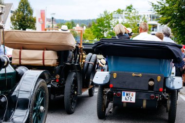 Velden, Avusturya - 30 Ağustos 2025: Antika otomobiller bir Oldtimer Festivali 'ne park edilmiş, karmaşık tasarımları ve etkinliğin neşeli atmosferini vurguluyorlar