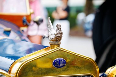 Velden, Avusturya - 30 Ağustos 2025: Klasik Delage otomobili, bir Eski Zaman Festivali 'nde canlı bir atmosferle vintage tasarımını ön plana çıkaran ayrıntılı bir kaput süslemesine sahip