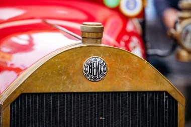 Velden, Avusturya - 30 Ağustos 2025: Eski Zaman Festivali 'nde pirinç amblemini vurgulayan klasik Benz klasik araba ve zengin kırmızı boya, otomotiv tarihi ve zanaatkarlığı ele geçirme