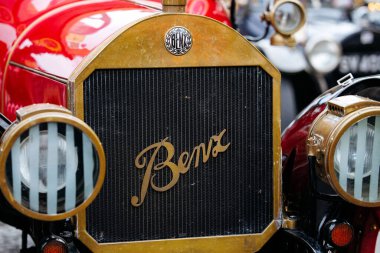 Velden, Avusturya - 30 Ağustos 2025: Otomotiv tarihinin bir kutlaması olan Oldtimer Festivali 'nde klasik Benz arabasının klasik ızgara ve farlarını ön plana çıkarması