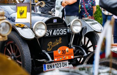 Velden, Avusturya - 30 Ağustos 2025: Klasik Buick arabası Oldtimer Festivali 'nde sergilendi, klasik tasarımını sergiledi ve etrafını coşkulu araba severler sardı